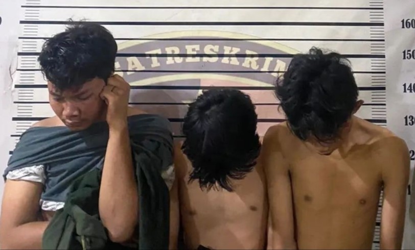 Tiga remaja yang terlibat aksi tawuran setelah diamankan petugas Polsek Percut Seituan, Minggu (21/1/2024).(Dok Polsek Percut Seituan)