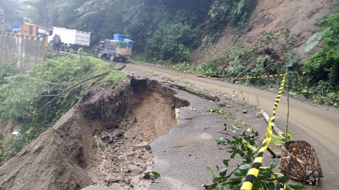 Kondisi jalan di Dusun Aek Hotang, Desa Pengambatan, Kecamatan Merek longsor sejak Rabu (24/1/2024) malam. Pengguna jalan diimbau untuk berhati-hati.