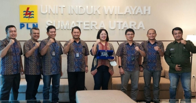 Anggota DPD Sumut, Badikenita Sitepu dan GM PLN UIW Sumut Tonny Bellamy poto bersama.(ist)