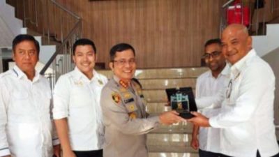 Kapolrestabes Medan Kombes Pol Teddy JS Marbun menerima cenderamata dari DPRD Medan.(ist)