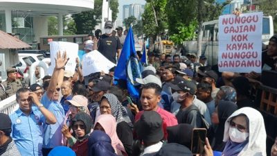 Ratusan karyawan PT PSU saat menggeruduk kantor Gubernur Sumut di Jalan Diponegoro, Rabu (24/1/2024). Para karyawan menuntut gajinya segera dibayar.(Rio)