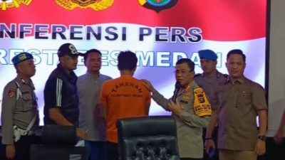 Kapolrestabes Medan, Kombes Pol Teddy JS Marbun didampingi Kasat Reskrim, Kompol Jamakita Purba interogasi pelaku.(Ist)
