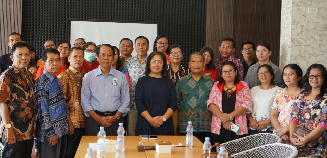 Badikenita Br Sitepu poto bersama Majelis Gereja.(ist)