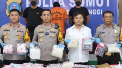 Kapolres Tebing Tinggi, AKBP Andreas Tampubolon didampingi Kasat Narkoba AKP Wisnugraha Paramaartha memperlihatkan barang bukti.(Ist)