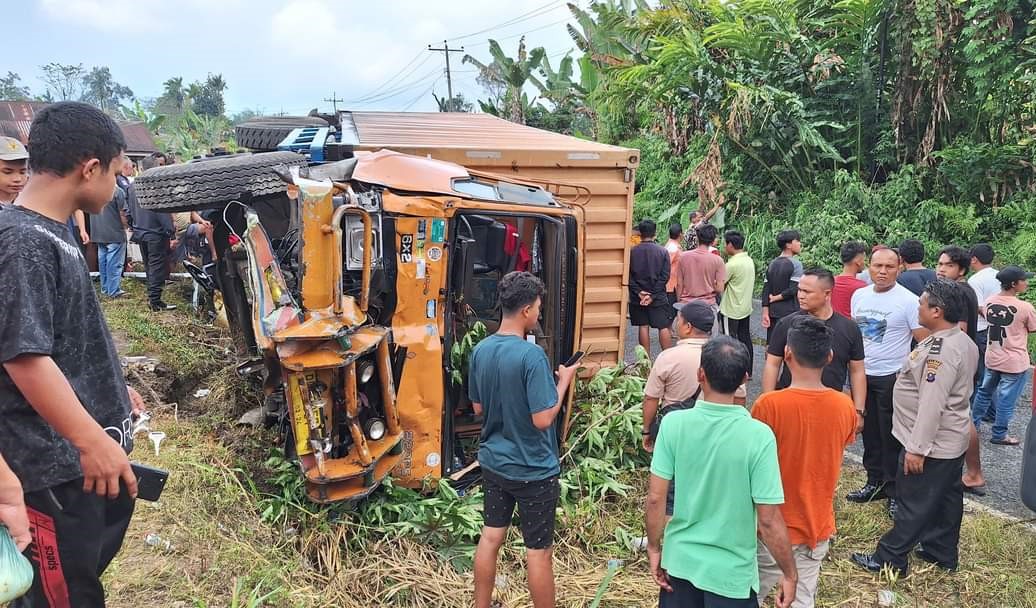 Insiden kecelakaan beruntun menewaskan 5 orang guru di Kabupaten Simalungun, Rabu (24/1/2024) siang. Penyebab kecelakaan karena truk pengangkut air kemasan mineral mengalami rem blong.(Dok/Polres Simalungun)