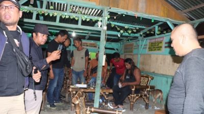 Petugas gabungan Polres Karo saat menggerebek Cafe Gondrong yang diduga menjadi tempat pesta narkoba, Kamis (25/1/2024) dinihari.