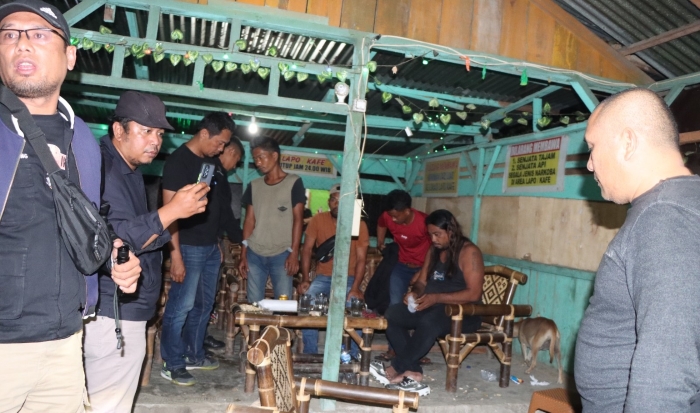 Petugas gabungan Polres Karo saat menggerebek Cafe Gondrong yang diduga menjadi tempat pesta narkoba, Kamis (25/1/2024) dinihari.