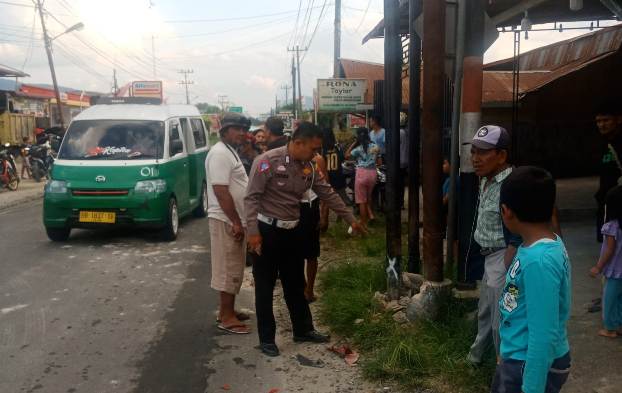 Petugas Sat Lantas Polres Taput saat melakukan olah TKP tempat seorang bocah tewas ditabrak pemotor yang ugal-ugalan, Selasa (30/1/2024).