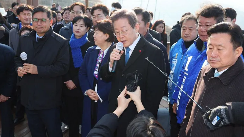 Lee Jae Myung saat melakukan wawancara di Busan selatan sebelum insiden penikaman, Selasa (2/1/2024).(REUTERS)