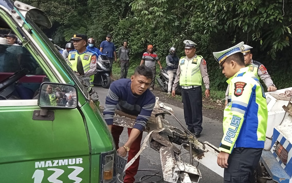 Petugas Laka Sat Lantas Polres Karo saat mengevakuasi bus Sampri yang masuk jurang di Tahura, Jumat (5/1/2024)