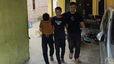 Dua bandit kampung pelaku pencurian dompet setelah ditangkap petugas Polres Labuhanbatu.