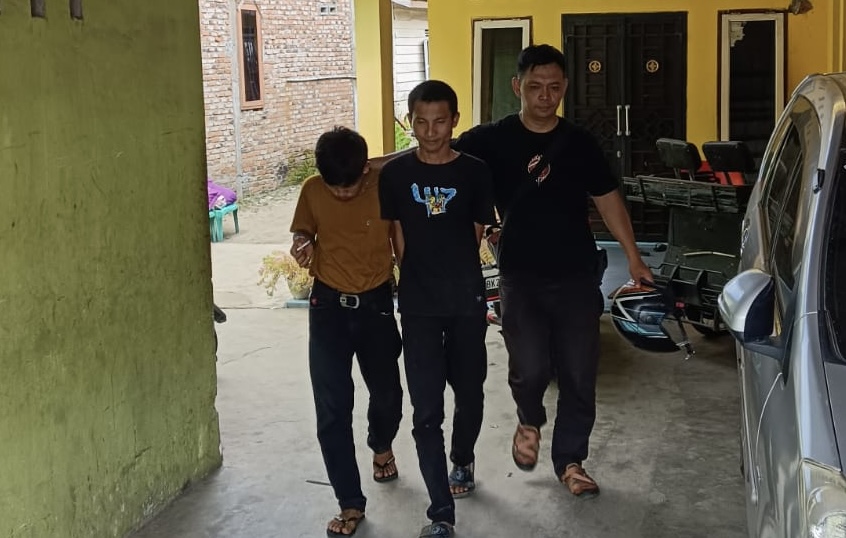 Dua bandit kampung pelaku pencurian dompet setelah ditangkap petugas Polres Labuhanbatu.