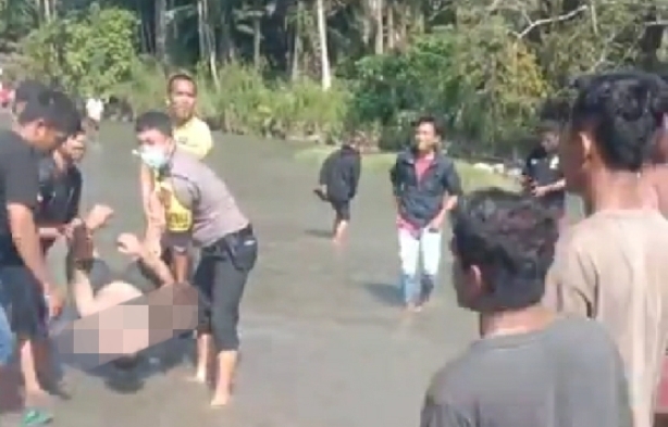 Petugas dan warga saat mengevakuasi jenazah yang diduga Adrian Saragih alias Gendeng di Pantai Salju, Rabu (31/1/2024).