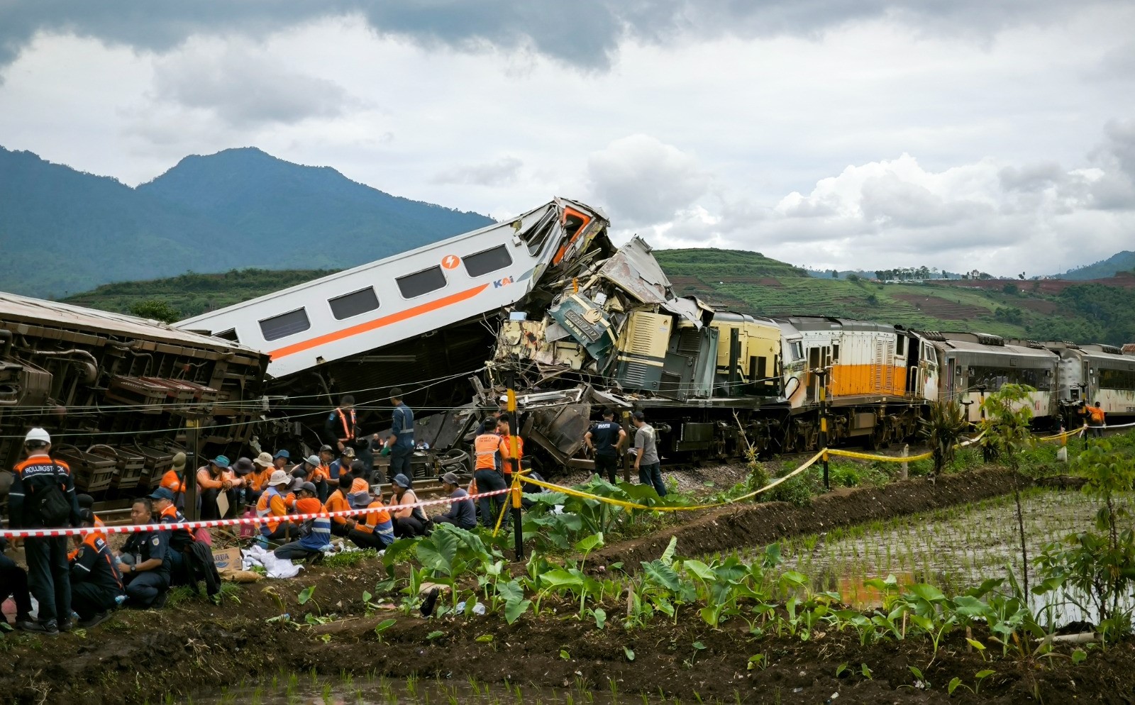 Insiden kecelakaan kereta api, antara Kereta Api Turangga dan Kereta Api Lokal Bandung Raya, Jumat (5/1/2023)(AFP)
