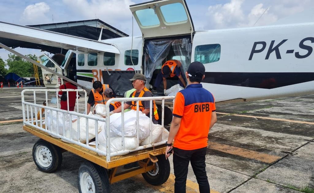 Petugas BNPB saat bersiap melakukan modifikasi cuaca dengan penyemaian garam dapur di langit, Rabu (3/1/2024). Tindakan ini dilakukan untuk mengantisipasi bencana hidrometeorologi.(Dok/BNPB)