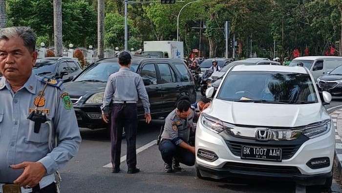 Petugas Dishub Medan saat menindak mobil yang parkir sembarangan di Jalan Sudirman, Kota Medan, Kamis (4/1/2023). Penindakan ini lantas diprotes TKD Anies Baswedan dan berujung ke polisi.