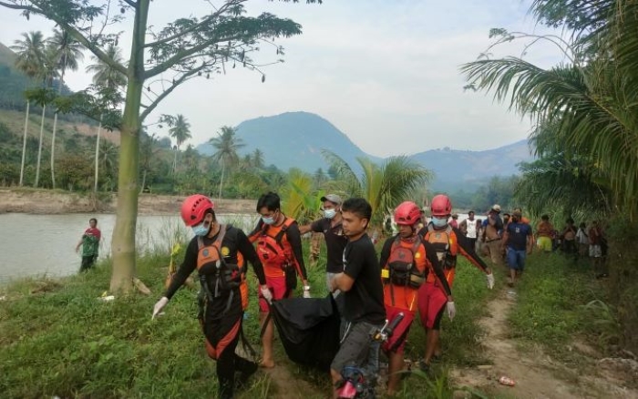 Evakuasi jenazah korban hanyut bernama Rendi Sitepu di Sungai Lae Renun, Rabu (24/1/2024).