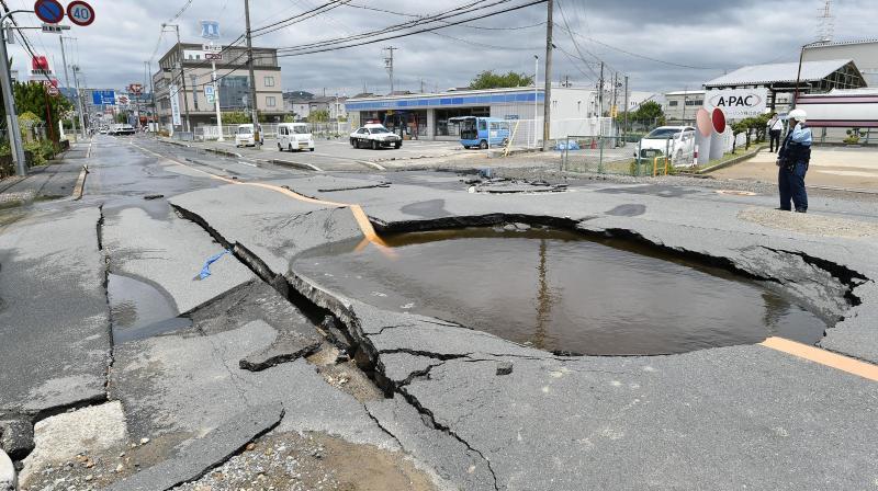 Jalan umum di wilayah Jepang rusak akibat gempa bumi yang terjadi pada Senin (1/1/2023).