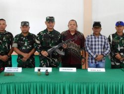 Eks Kombatan GAM Serahkan Senjata AK-47 dan Granat ke TNI