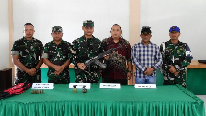 Petugas Kodim 0117/Aceh Tamiang saat menunjukkan senjata AK-47 hasil serahan dari seorang eks kombatan GAM.(dok/Kodim Aceh Tamiang)