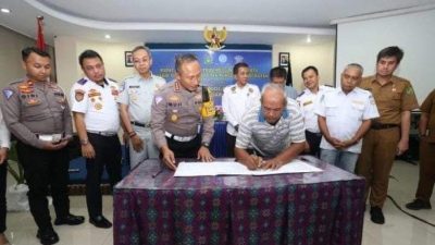 Rapat bersama Forum Lalu Lintas Angkutan Jalan (LLAJ) Sumut dalam pengoptimalan Terminal Terpadu Amplas. Mulai hari ini, Rabu (10/1/2024), semua bus umum dilarang menurunkan dan menaikkan penumpang, serta bongkar-muat barang di sepanjang Jalan Sisingamangaraja, Medan.(Dok/Polda Sumut)