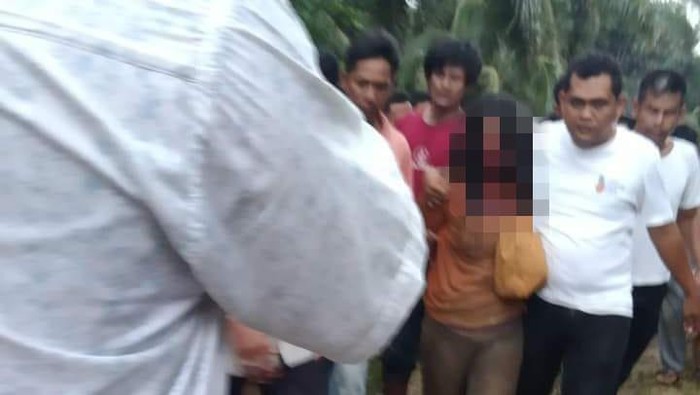 Netian Sari, pelaku pembunuhan saat diamankan polisi dari amukan warga.