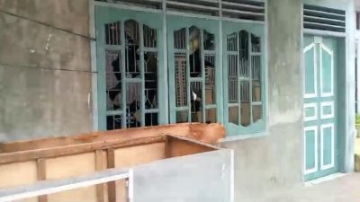 Rumah warga di Jalan Beringin, pasar II Tembung, Kecamatan Percut Seituan diserang dan dirusak terduga sindikat narkoba, Senin (12/2/2024). Pengerusakan terjadi usai warga bakar barak narkoba.