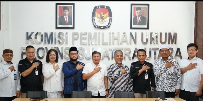 Anggota DPD RI Badikenita Br Sitepu poto bersama komisioner KPU Sumut.(Ist)
