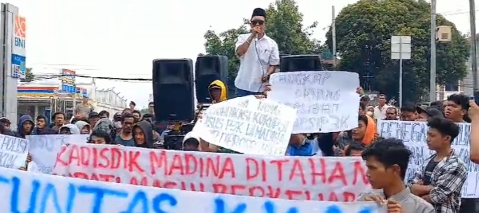 Massa aksi AM3SU depan Polda Sumut.(Ist)