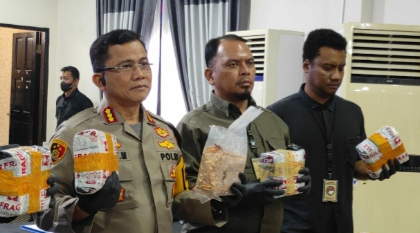 Dari kiri, Kombes Pol Teddy JS Marbun didampingi AKBP Jhon HR Sitepu dan Iptu Habibi Solosa memperlihatkan bb narkoba.(ist)