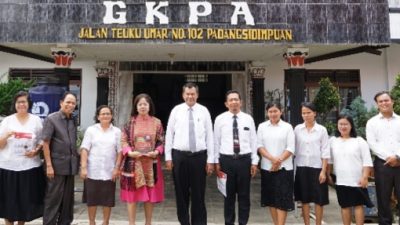 Badikenita Br Sitepu poto bersama Pucuk Pimpinan GKPS di P.Sidimpuan.(ist).