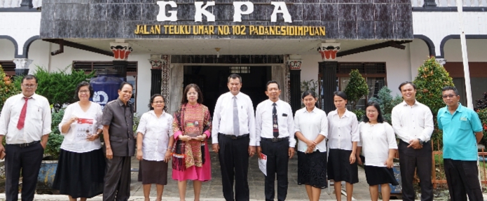 Badikenita Br Sitepu poto bersama Pucuk Pimpinan GKPS di P.Sidimpuan.(ist).