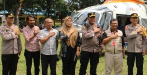 Kombes Pol Viktor Togi Tambunan (kanan), Kombes Pol Hadi Wahyudi (kiri) dan Kompol Antonius Alex Piliang poto bersama muspika dan anggota PPK. (ist)