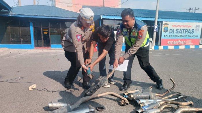 Sat Lantas Polres Siantar saat melakukan pemusnahan knalpot brong, Selasa (6/2/2024).