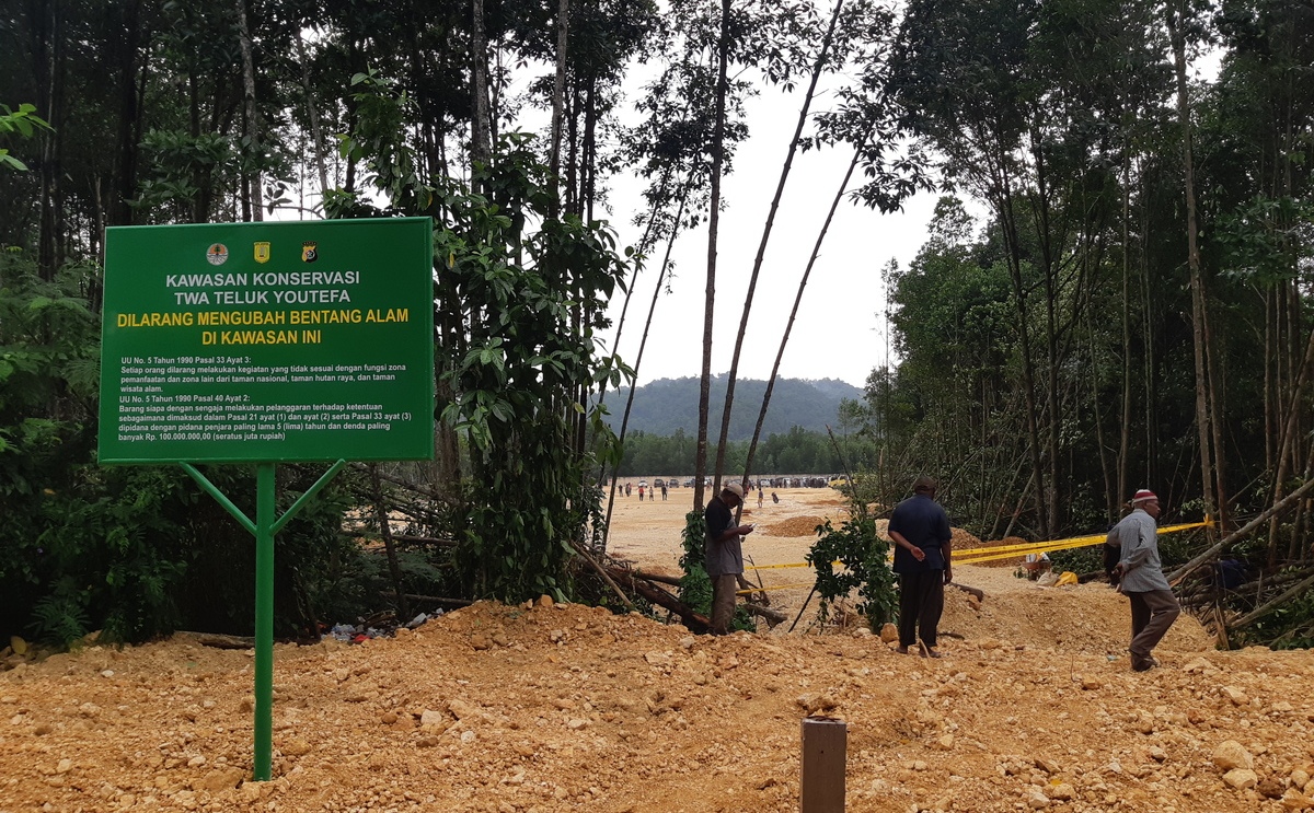 Aksi perusakan hutan bakau di kawasan konservasi Taman Wisata Alam Teluk Youtefa di Kota Jayapura tetap dilakukan meskipun Balai Besar Konservasi Sumber Daya Alam Papua telah memasang plang larangan seperti terlihat, Selasa (11/7/2023).(KOMPAS/FABIO MARIA LOPES COSTA)