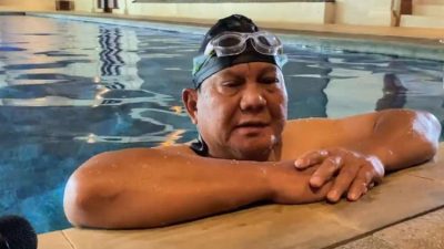 Prabowo Subianto pilih berenang di kediamannya usai nyoblos di TPS, Rabu (14/2/2024).(Kompas.com)