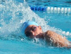 Segudang Manfaat Olahraga Berenang bagi Kesehatan Fisik, Mental, dan Sosial
