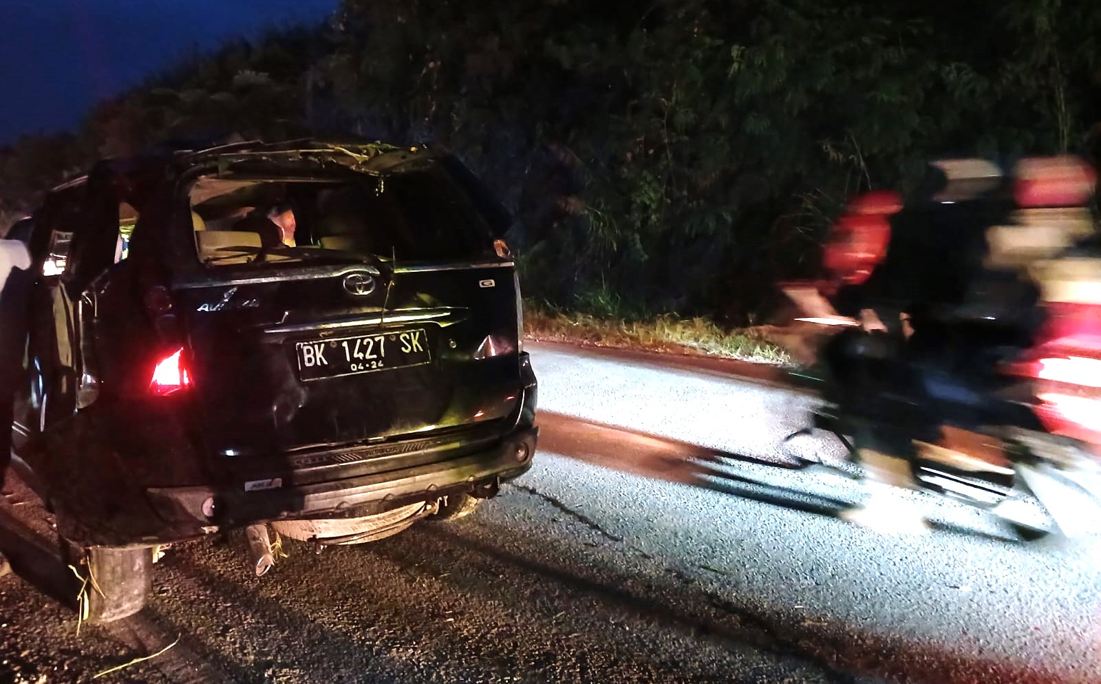 Mobil Toyota Avanza BK 1427 SK yang terjun ke jurang mengalami ringsek, Jumat (2/2/2024) malam. Tujuh penumpangnya terluka.