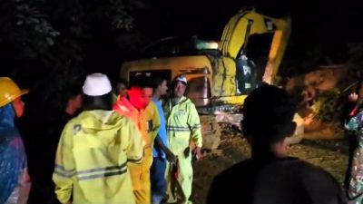 Petugas gabungan saat berupaya membersihkan jalan yang tertimbun longsor di wilayah Kecamatan Adiankoting, Kabupaten Tapanuli Utara, Sabtu (3/2/2024) malam. Dalam peristiwa ini, satu keluarga warga Kota Medan dilaporkan tewas.