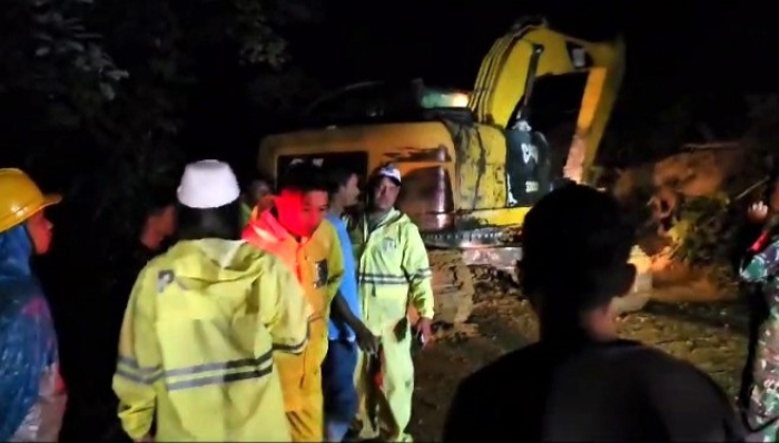 Petugas gabungan saat berupaya membersihkan jalan yang tertimbun longsor di wilayah Kecamatan Adiankoting, Kabupaten Tapanuli Utara, Sabtu (3/2/2024) malam. Dalam peristiwa ini, satu keluarga warga Kota Medan dilaporkan tewas.