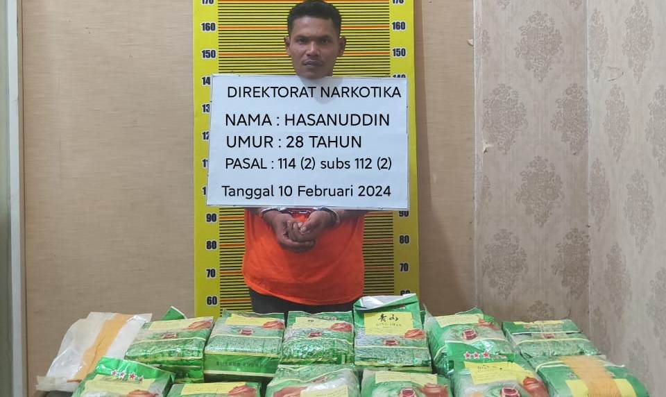 Hasanuddin, kurir narkoba yang membawa 13 Kg sabu setelah ditangkap petugas Direktorat Reserse Narkoba Polda Sumut.
