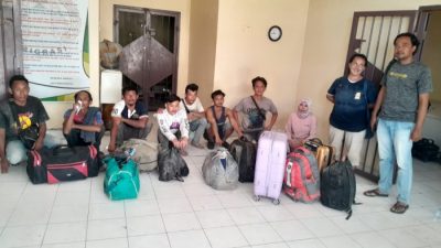 9 TKI ilegal yang diamankan petugas Bais TNI dan Imigrasi di Desa Silo Baru, Kabupaten Asahan. Para TKI ini bayar Rp 3 juta agar bisa masuk ke Indonesia melalui jalur laut.
