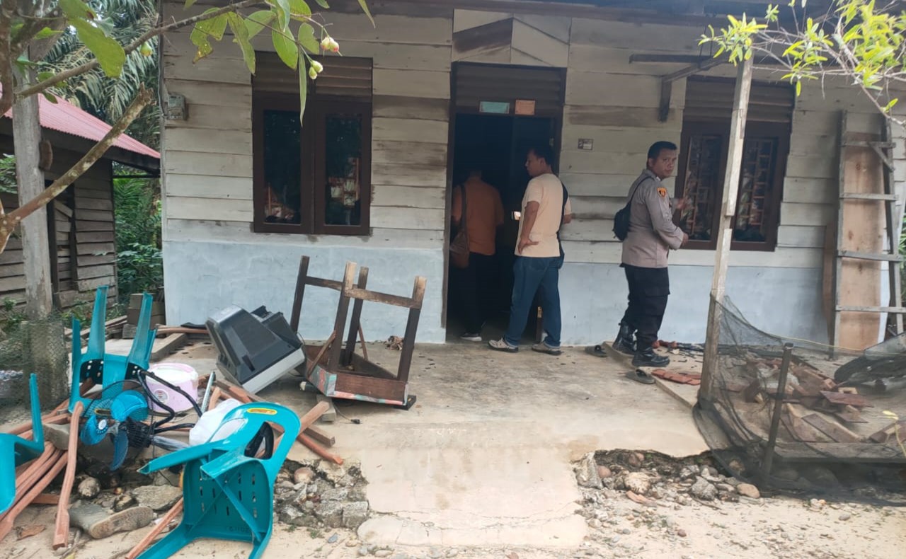 Petugas Polres Langkat saat melakukan pemeriksaan pascabentrok timses caleg di Dusun V Barak, Kecamatan Sei Lepan, Kabupaten Langkat.