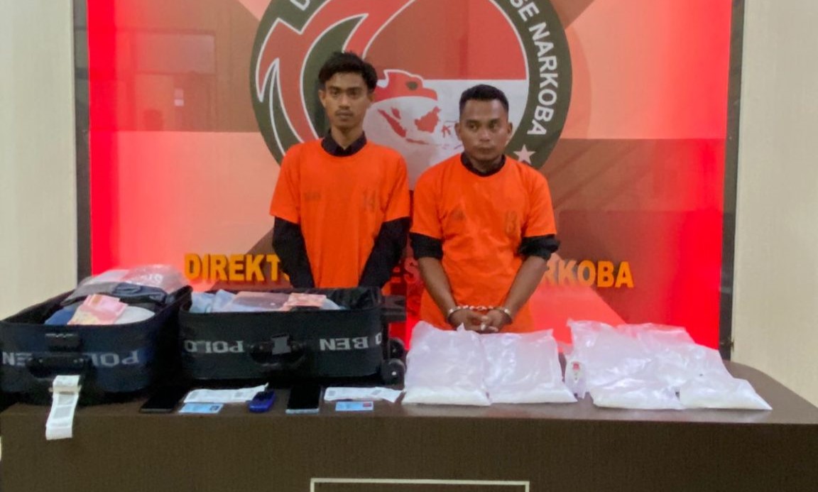 Dua warga Aceh AK (24) dan MH (29) gagal menyelundupkan 3,8 Kg sabu ke Kota Palu, Sulawesi Tengah via Bandara Kualanamu. Keduanya ditangkap petugas Polda Sumut.