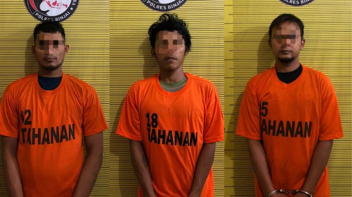 Tiga tersangka sindikat narkoba yang ditangkap petugas Polres Langkat saat pesta sabu di kebun sawit.