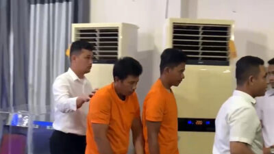 Dua tersangka penjual kulit harimau yang ditangkap petugas Polrestabes Medan saat digelandang ke sel, Selasa (20/2/2024).
