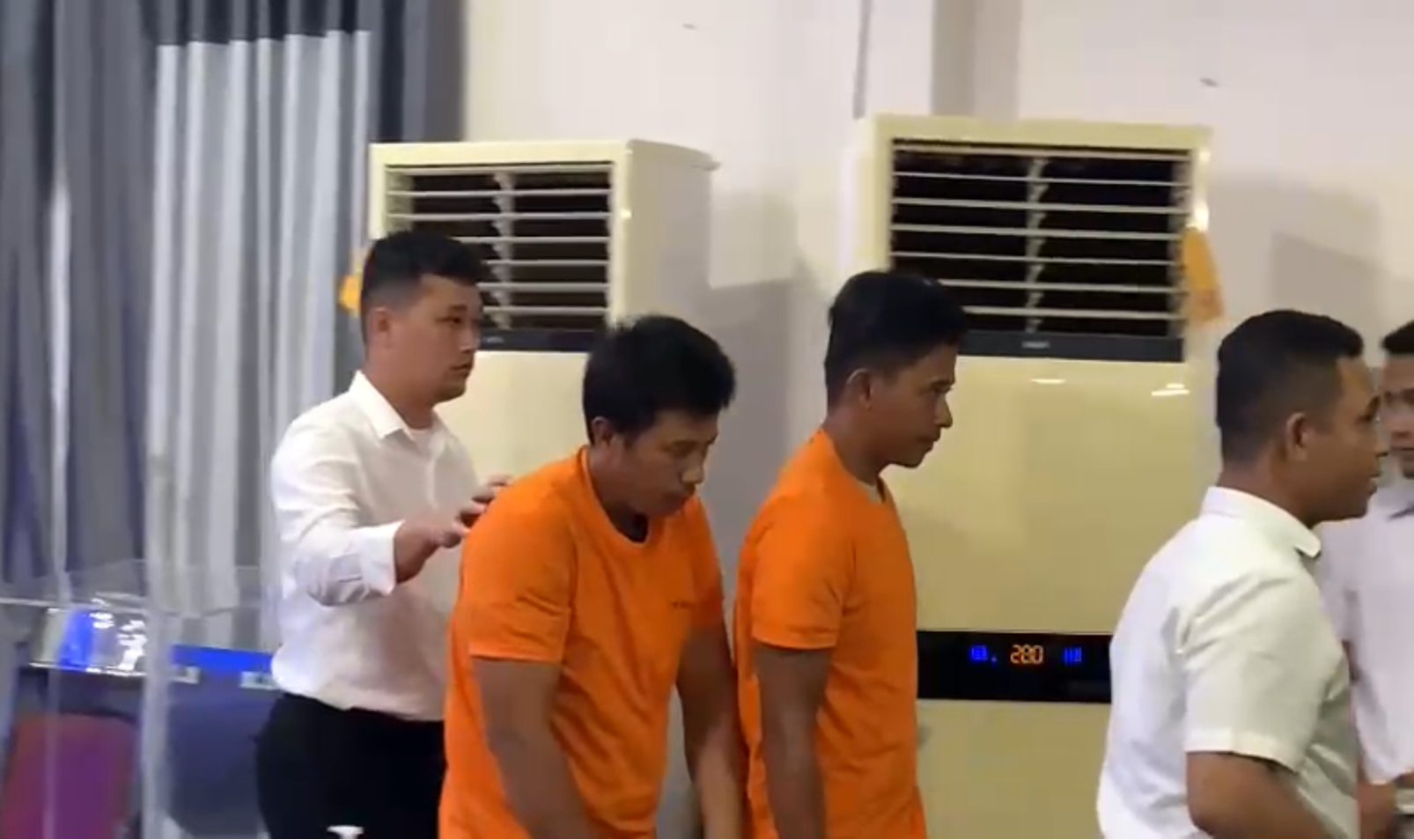 Dua tersangka penjual kulit harimau yang ditangkap petugas Polrestabes Medan saat digelandang ke sel, Selasa (20/2/2024).