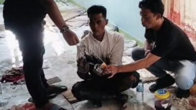 Tersangka pecandu sabu berinisial N (baju putih) ssaat ditangkap petugas Polres Asahan ketika hendak mengisap sabu di rumah kosong, Jumat (23/2/2024).