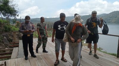 3 WNA Rusia nekat terobos zona merah Gunung Sinabung, Jumat (23/2/2024). Ketiganya langsung dijemput polisi dan TNI.