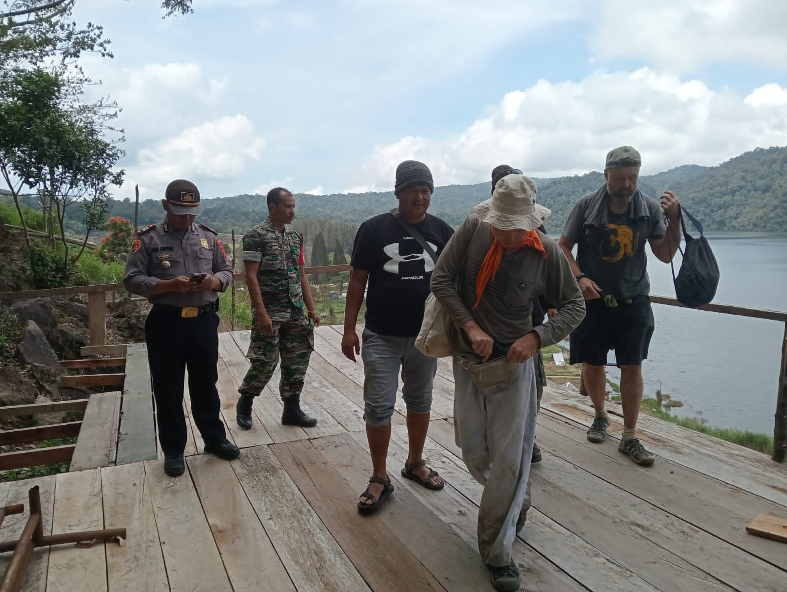 3 WNA Rusia nekat terobos zona merah Gunung Sinabung, Jumat (23/2/2024). Ketiganya langsung dijemput polisi dan TNI.